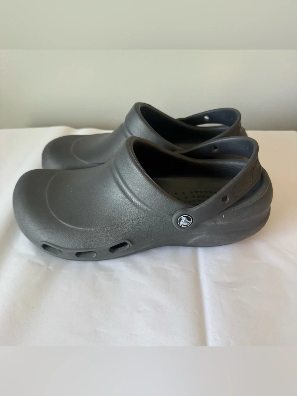 CROCS Men’s 9 or Women’s 11 Black Slip Resistant Clogs